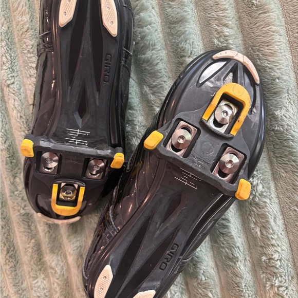 Giro Black Cycling/Spin Shoes With Look Clips - Picture 3 of 3